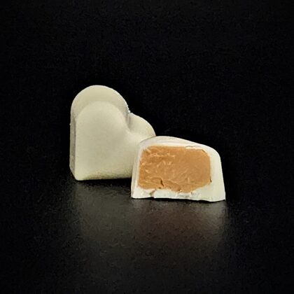 שוקולד לבן במילוי שוקולד קרמל