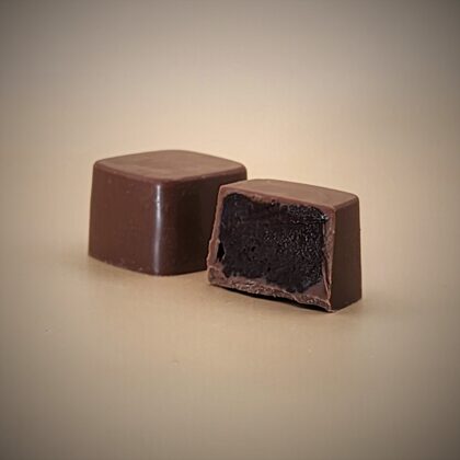 שוקולד חלב במילוי שוקולד מריר